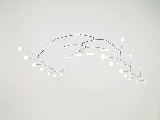 Mantille blanche, 1968. Leeum, Samsung Museum of Art, Seoul. Artwork: © 2022 Calder Foundation, New York/Artists Rights Society (ARS), New York